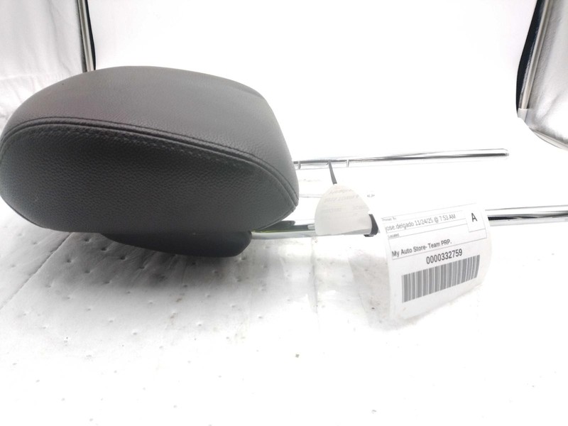 2015 Chrysler Town & Country White Headrest OEM Used Part NJ25-22490-572401