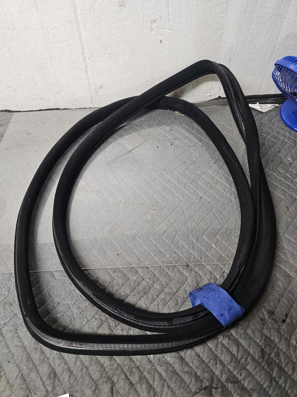 02-07 MERCEDES C230 C320 W203 SEDAN FRONT RIGHT DOOR SEAL WEATHERSTRIP LOT216OEM