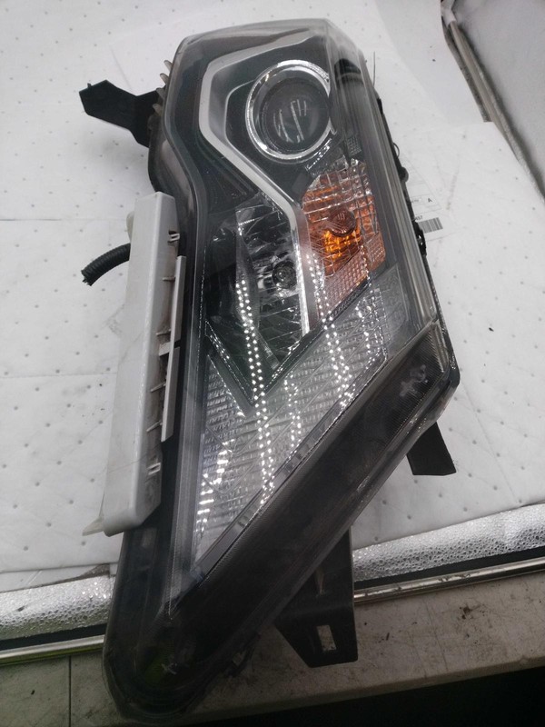 2020 Nissan Pathfinder Right Headlight Assembly Grey Used 127k Miles Scuffed