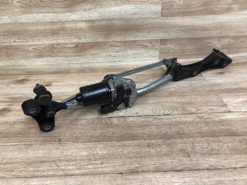 BMW E60 E63 E64 528 535 545 M5 645 650 OEM FRONT WINDSHIELD WIPER WITH MOTOR 9