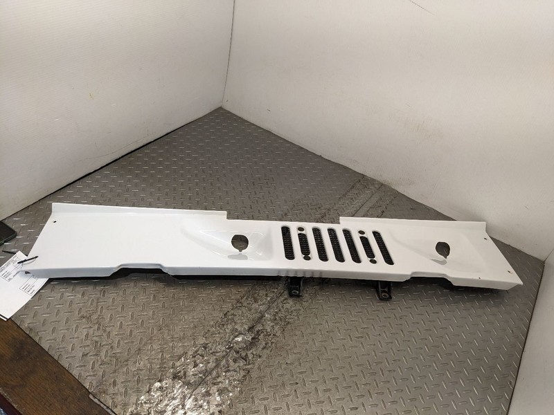 Jeep Wrangler JK OEM Center Cowl Vent Panel PW7 Bright White 2007-2017 OE1196216