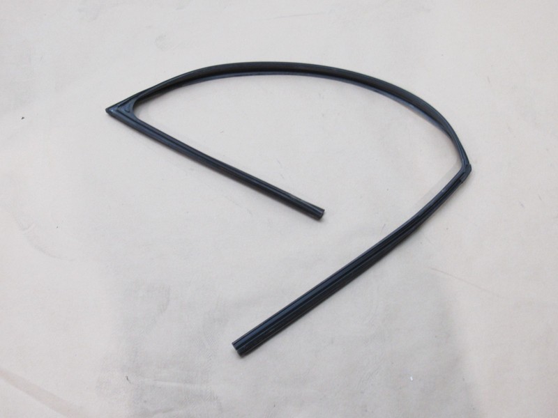 Genesis G80 2017 Front Left Driver Door Window Weatherstrip Seal Rubber 16-20 >