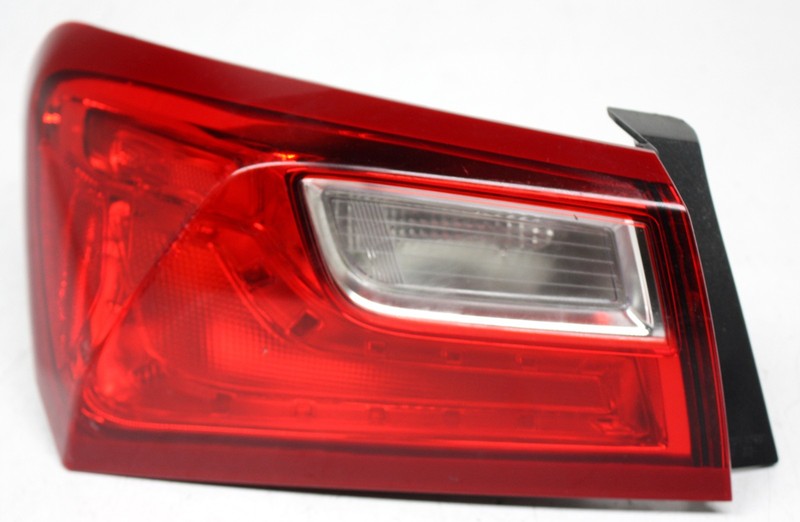 OEM Left Driver Side Halogen Tail Lamp For Chevrolet Malibu 84882383, Lens Flaw