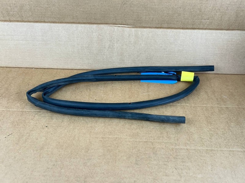✅ 20-23 Tesla Model Y Front Door Body Weatherstrip Rubber Seal