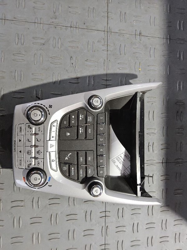 2010-2011 Chevy Equinox Radio Control Panel Opt UYE w/Heated Seats Opt KA1