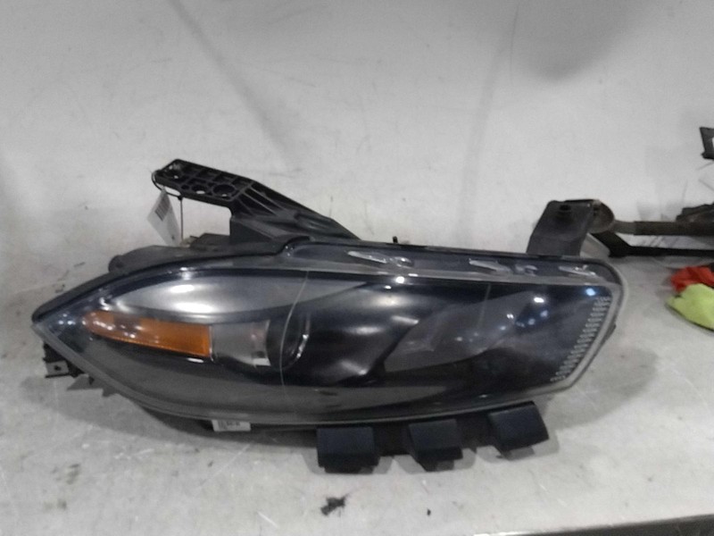 2015 Dodge Dart Right Headlight Assembly Halogen Cloudy OEM 569318