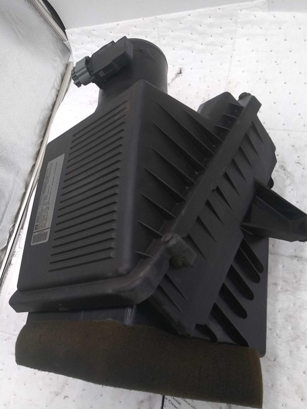 Used Air Cleaner Assembly fits: 2010 Chevrolet Tahoe 6.0 Grade A