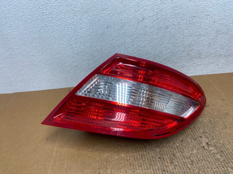 2008 2009 2010 2011 Mercedes C-Class Right Passenger Tail Light Oem AE2871 LK