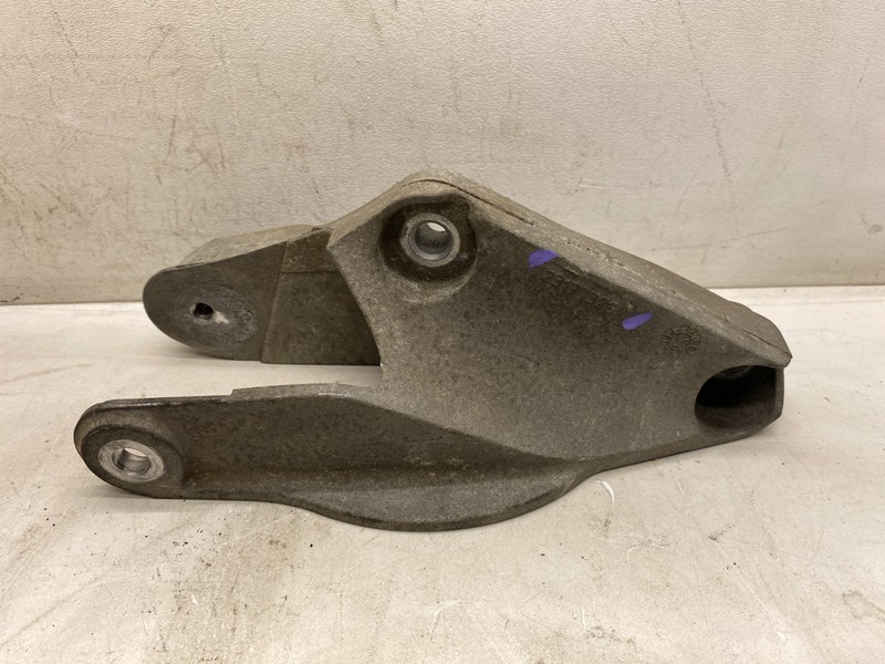2013-2017 BUICK ENCLAVE ENGINE MOUNT STRUT BRACKET HOLDER OEM