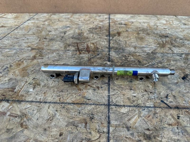 KIA STINGER 2018-2023 OEM ENGINE MOTOR LEFT DRIVER FUEL DISTRIBUTOR RAIL 3.3T