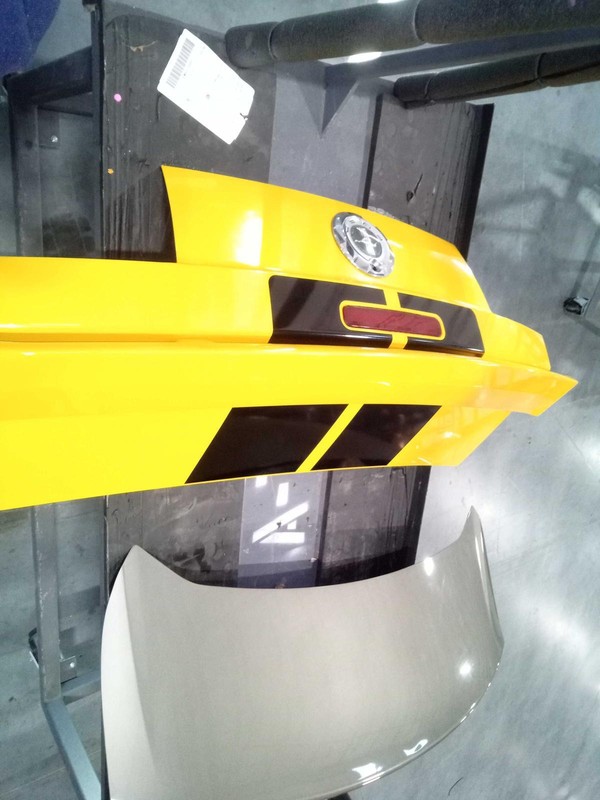 2006 Ford Mustang Yellow Deck Lid OEM 5R3Z6340110AA 192K Miles