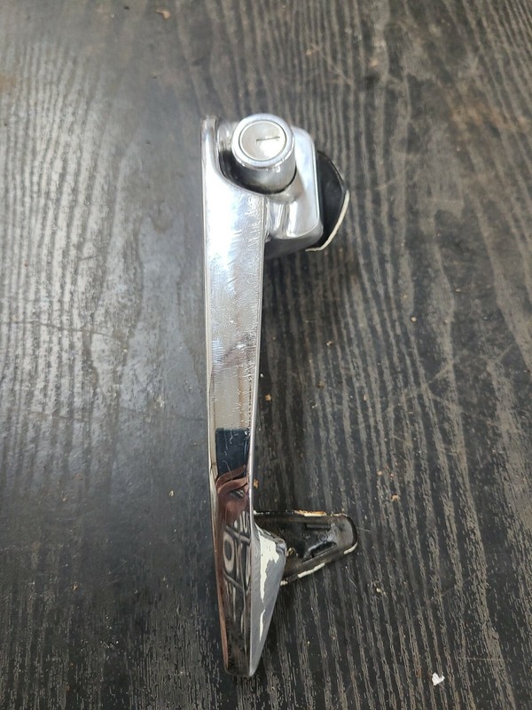1966 MERCEDES-BENZ 250S LEFT FRONT DOOR HANDLE LATCH
