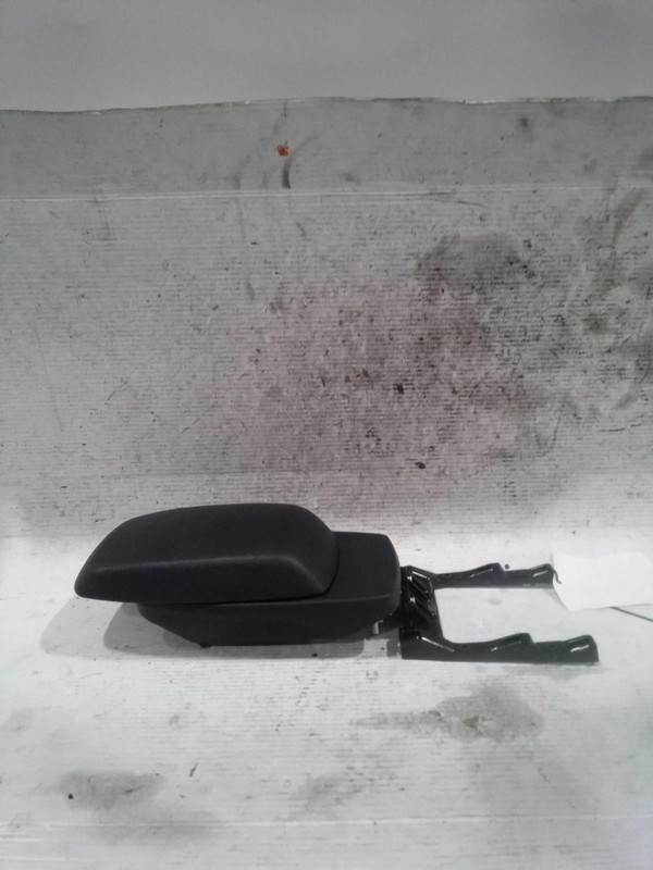 2016 Hyundai Elantra Center Console Black OEM LID 4DR HTBK 120k Miles