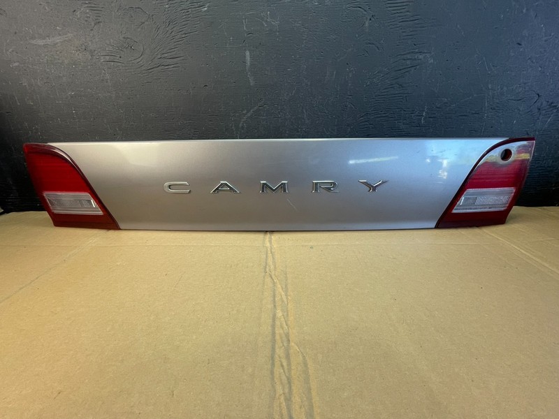 1995 1996 Toyota Camry Center Trunk Rear Tail Light OEM AC5261 DG