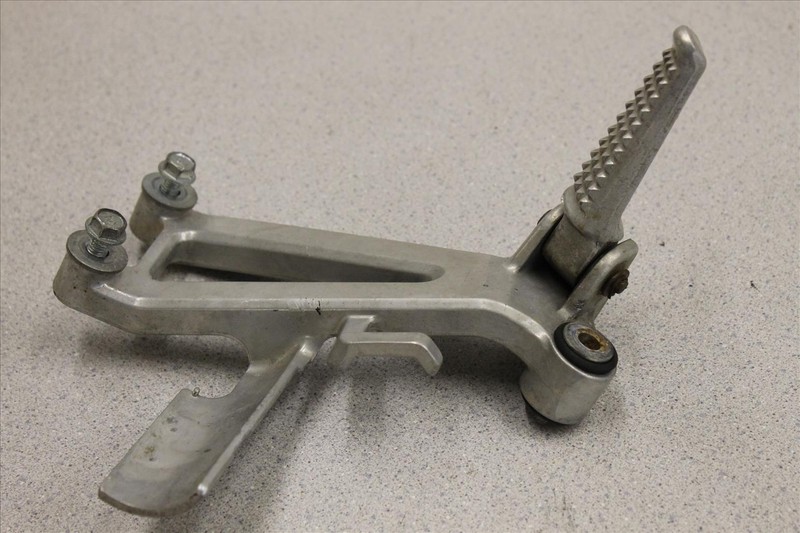 1998 HONDA CBR 600 F3 REAR RIGHT PASSENGER FOOT PEG MOUNT BRACKET OEM 98 CBR600