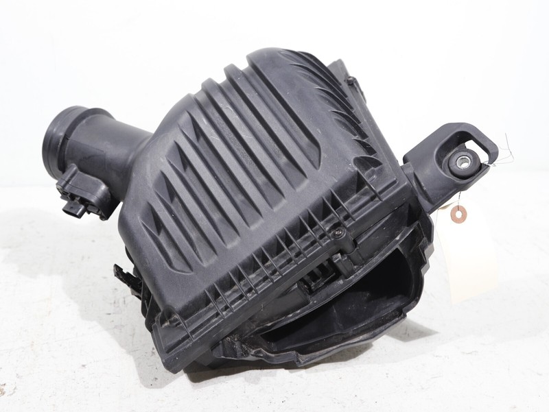 2016 - 2019 BMW X1 F48 2.0L ENGINE AIR CLEANER INTAKE W/ FILTER HOUSING BOX OEM
