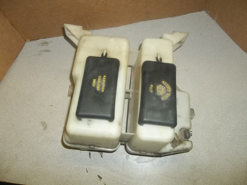 1997 Ford Explorer F57U-8K103-AA F57U-17K606-AA Radiator/Washer Reservoir Set