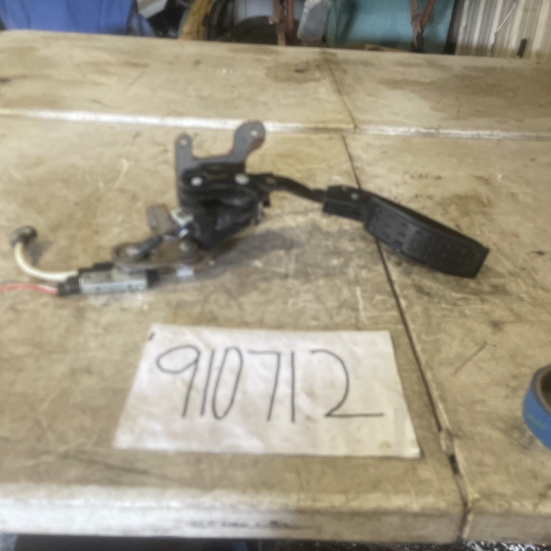 2004-2006 CADILLAC SRX 3.6L AT Accelerator Gas Pedal Assembly OEM