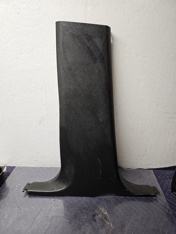 LEFT SIDE CENTER B PILLAR LOWER TRIM COVER OEM CHEVROLET COLORADO 2015 - 2022