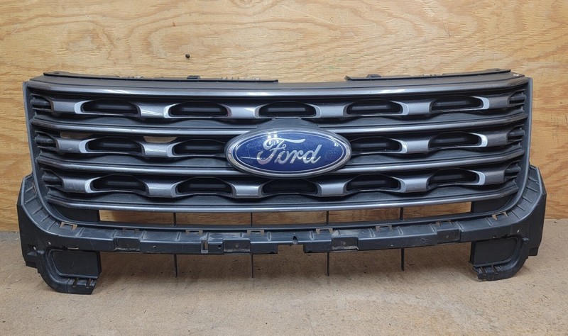 2018 2019 Ford Explorer Front Bumper Grille With Emblem OEM " DAMAGED "