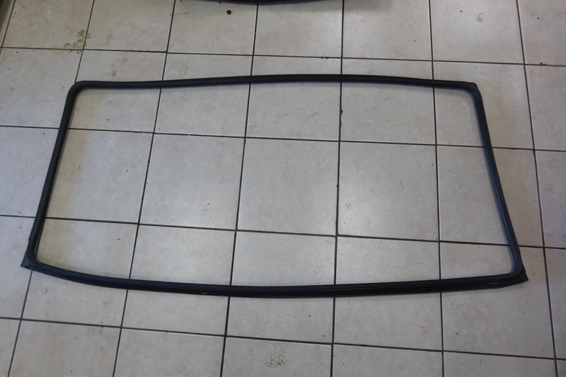 96-10 Ud 2300 2600 3300 OEM Windshield Glass Molding Trim