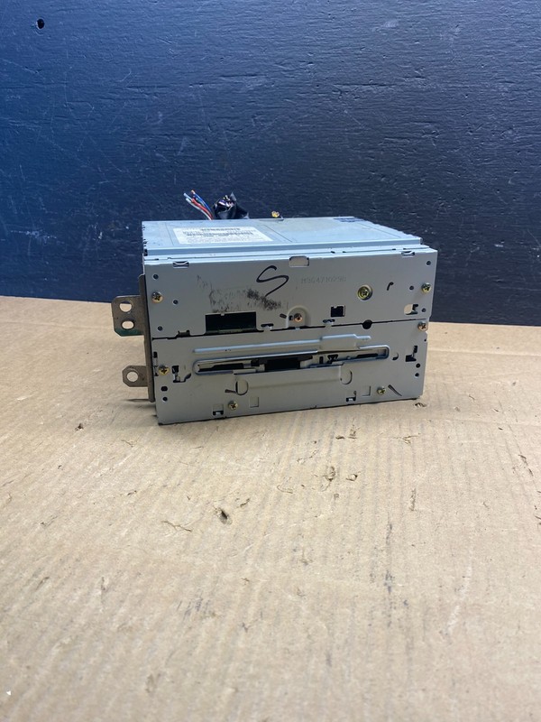 2004 2005 Nissan Armada QX56 Radio Stereo Audio CD Player Receiver AD1597 DG
