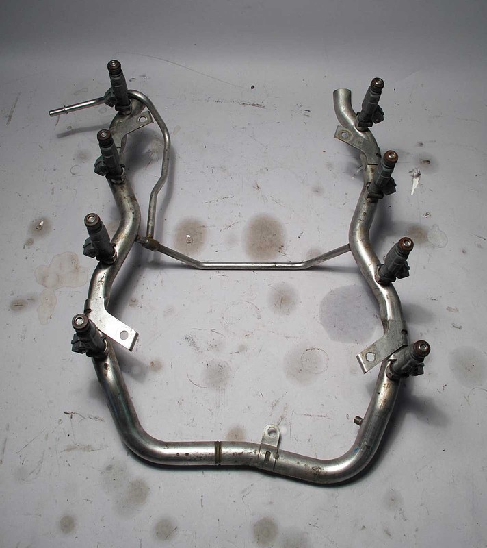 BMW E39 5-Series 540i V8 4.4L Fuel Rail and Injectors 1999-2003 USED OEM