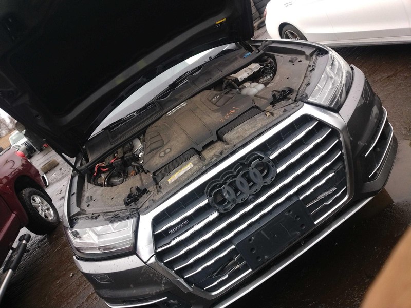 2018 Audi Q7 Left Headlight Assembly Grey OEM 502975, 95000 Miles