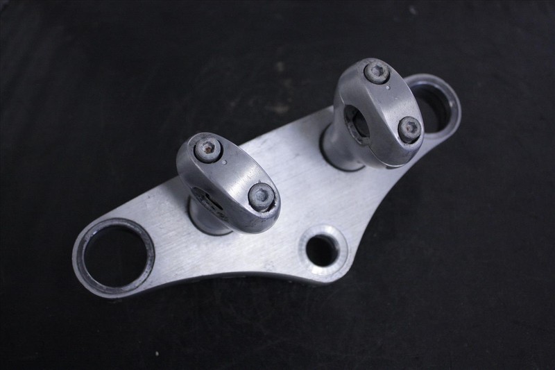 02 SUZUKI VL 800 INTRUDER UPPER TRIPLE TREE CLAMP TOP VL800