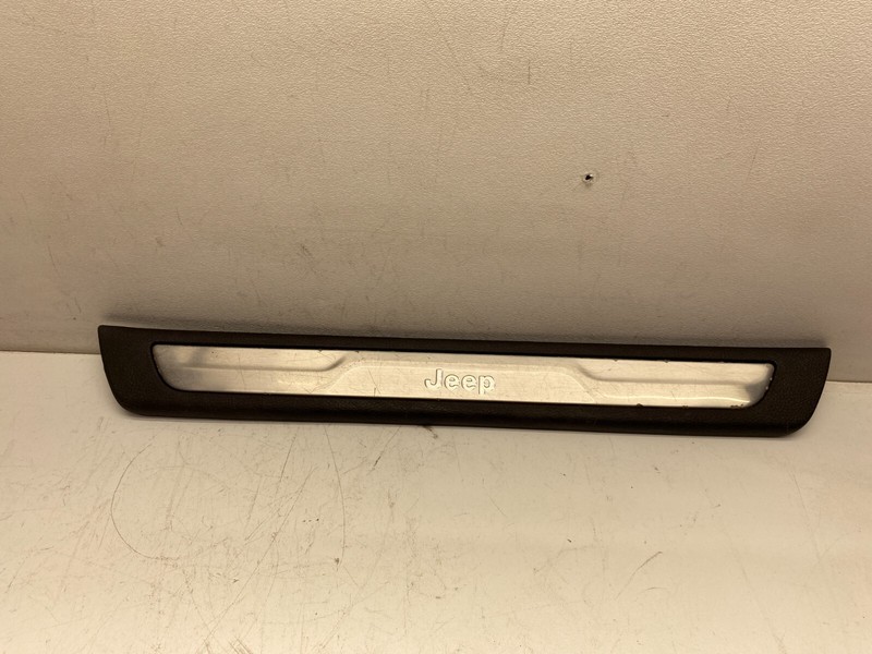 2014-2016 JEEP GRAND CHEROKEE LEFT FRONT DOOR SILL STEP PLATE COVER TRIM BROWN