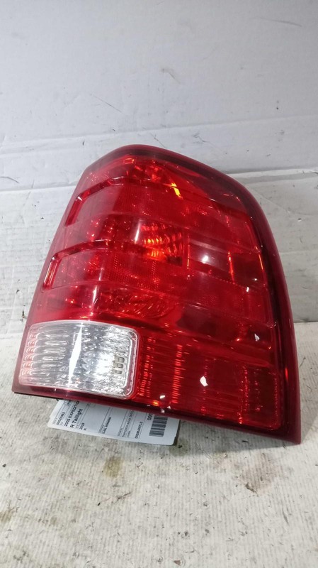 2005 Ford Expedition Right Green Tail Light Assembly OEM Used 243018