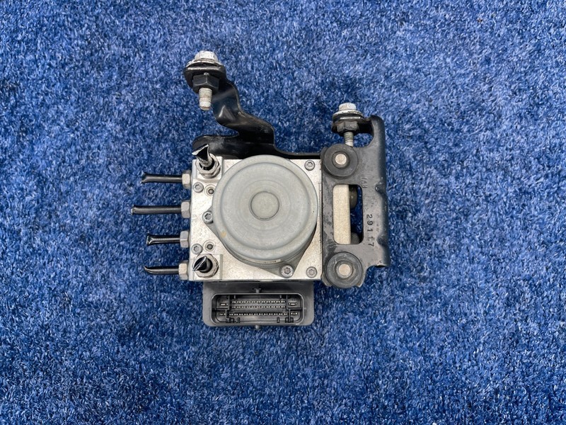 2014-2018 GMC Sierra 1500 ABS Anti-Lock Brake Pump Module Assembly OEM 84256777