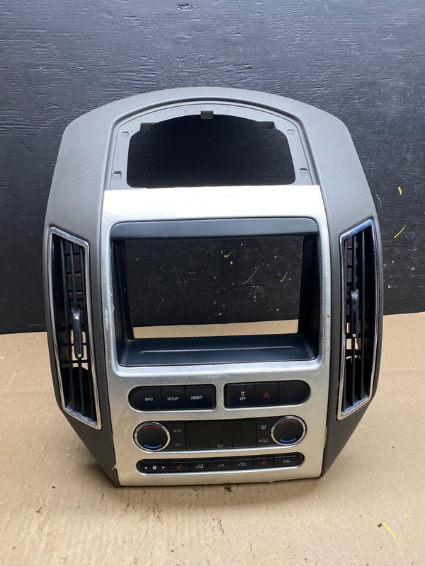 2007 - 2010 Ford Edge Heater Climate Control Radio Control Dash Bezel T4673 DG