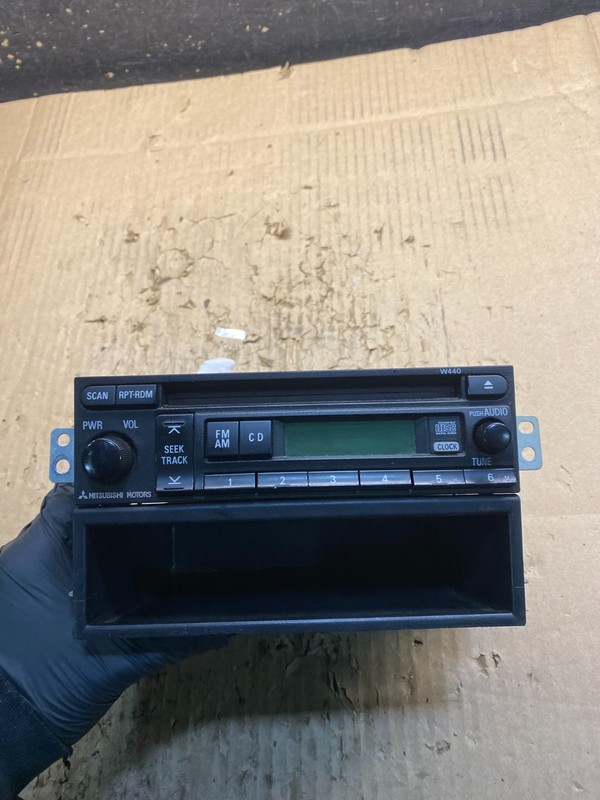 2004 2008 Mitsubishi Galant AM/FM/CD Radio Head Unit Receiver W3993 DG