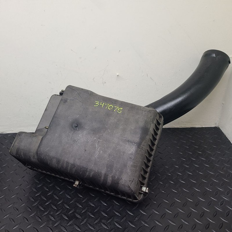01-06 Mitsubishi Montero 3.8L V6 Air Cleaner Box OEM MR404844