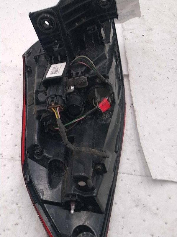 Used Right Tail Light Assembly fits: 2020 Hyundai Tucson incandescent quarter pa
