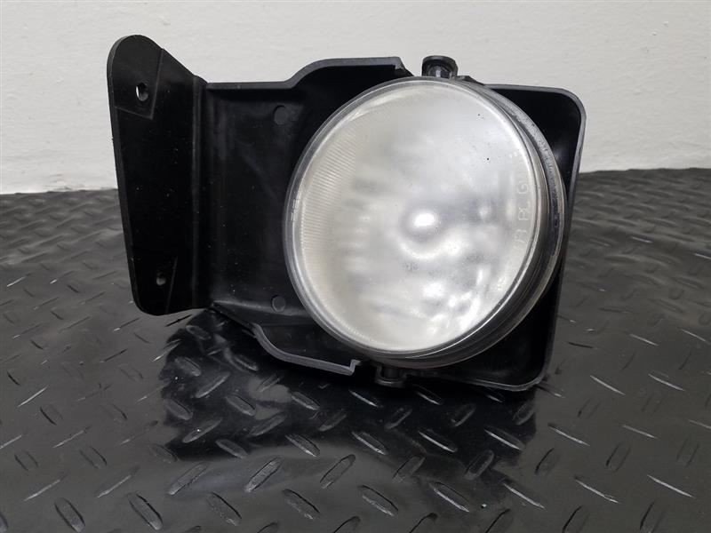 03-04 GMC Sierra 1500 Right Passenger Fog Driving Light W/ Bracket OEM 15190985