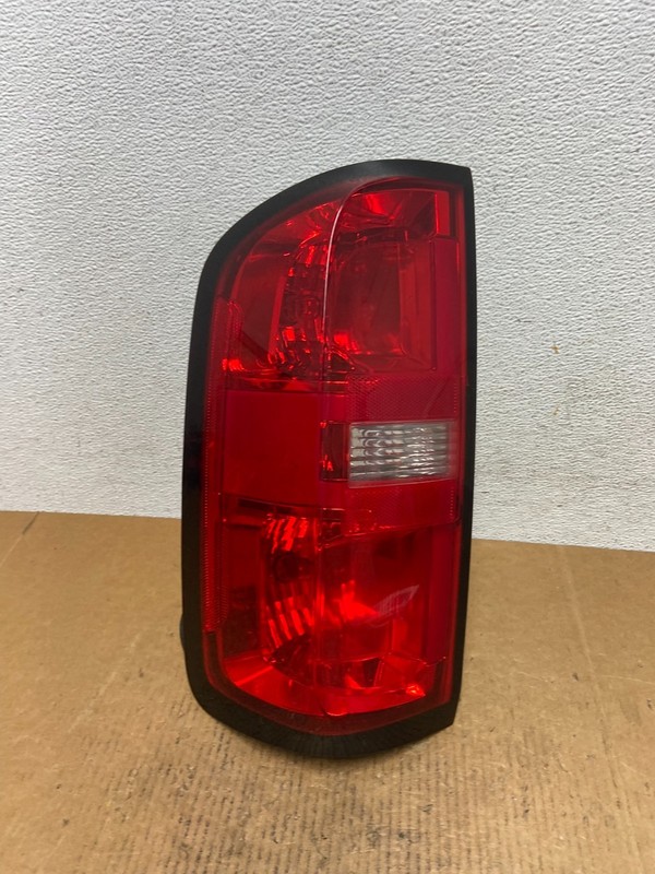 2015 to 2019 Chevrolet Colorado Left Driver LH Side Tail Light AE0226 DG