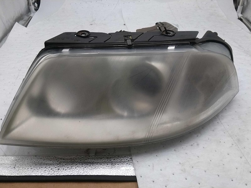 2002 Volkswagen Passat Left Headlight Assembly OEM 577635 - Used, 122K Miles
