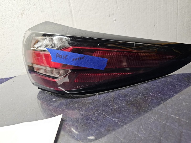2019-2023 NISSAN MURANO OEM RIGHT LED QUARTER MOUNTED TAIL LIGHT Scratched