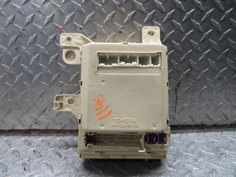 2004 TOYOTA SIENNA UNDER DASH FUSE RELAY BOX CABIN FUSEBOX