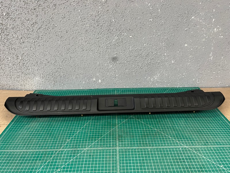 14-22 Range Rover L494 TRUNK LATCH LOCK SILL SCUFF PLATE TRIM COVER OEM