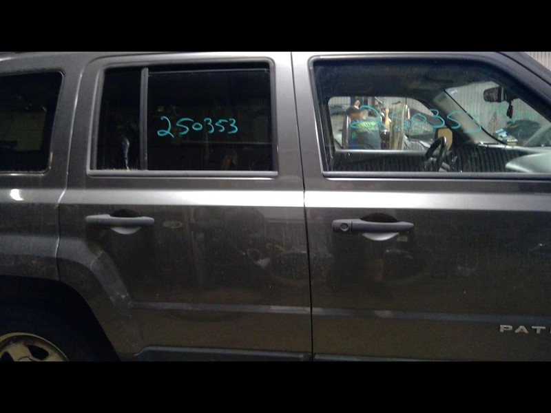 Passenger Rear Side Door Manual Window Fits 11-17 PATRIOT 1656907