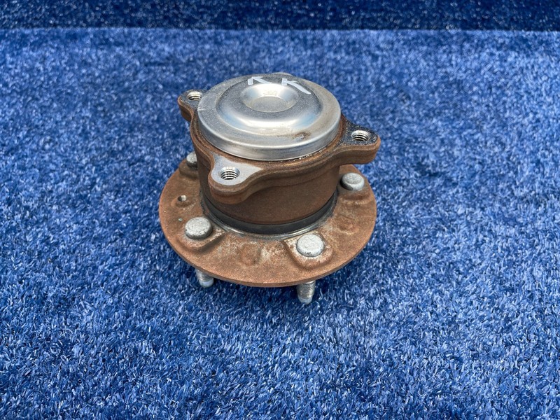 2016-2019 BUICK CASCADA REAR HUB LEFT OR RIGHT OEM 13591999