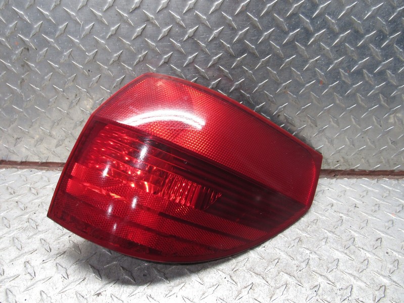 04-05 TOYOTA SIENNA RIGHT PASSENGER TAIL LAMP QUARTER PANEL MOUNTED