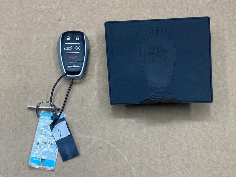 2017-2019 ALFA ROMEO GIULIA WIRELESS CHARGING PAD KEY FOB SET OEM LOT764