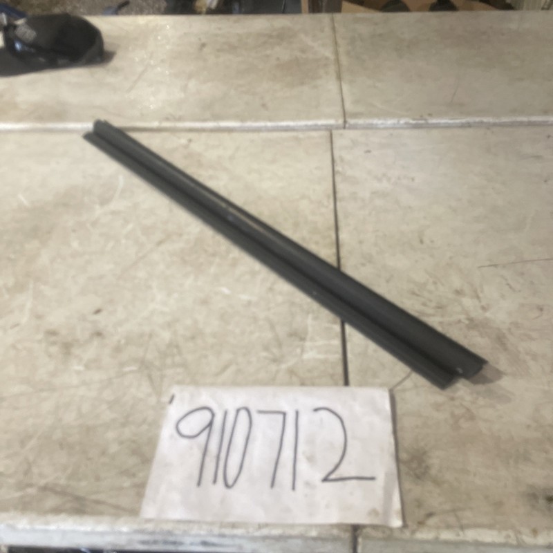 2004 -2009 Cadillac SRX RIGHT FRONT DOOR INSIDE BELT MOLDING