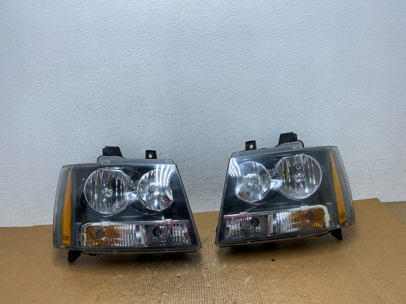 2007 to 2013 Chevrolet Suburban Tahoe Left+Right Set Headlights AE2720 DW