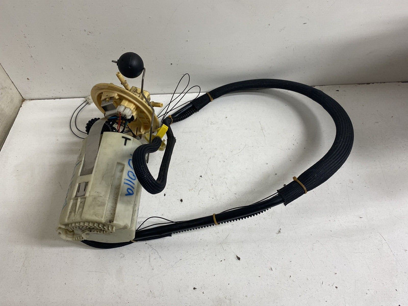 2007-2008 Volvo S60 Fuel Pump w Sending Unit & Bracket Oem