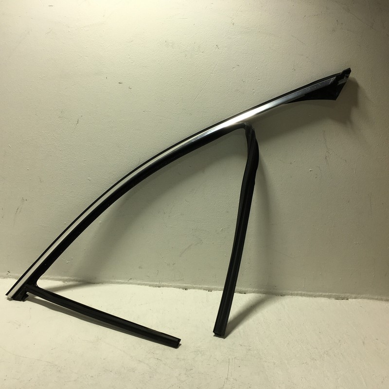 18-23 BMW 530E FRONT PASSENGER DOOR WINDOW RUN CHANNEL SEAL W/UPPER MOLDING OEM